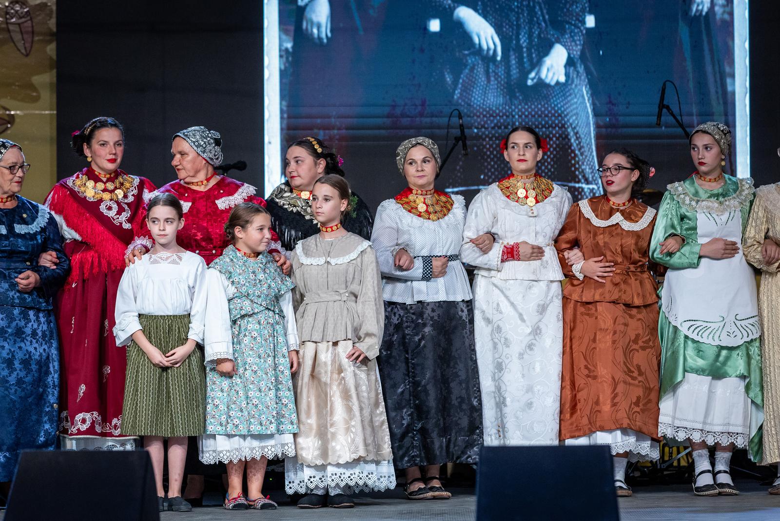 Folklornim večerima započele 58. Vinkovačke jeseni Folklornim večerima započele 58. Vinkovačke jeseni