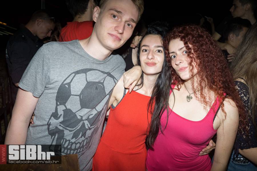 reunion_outside_33