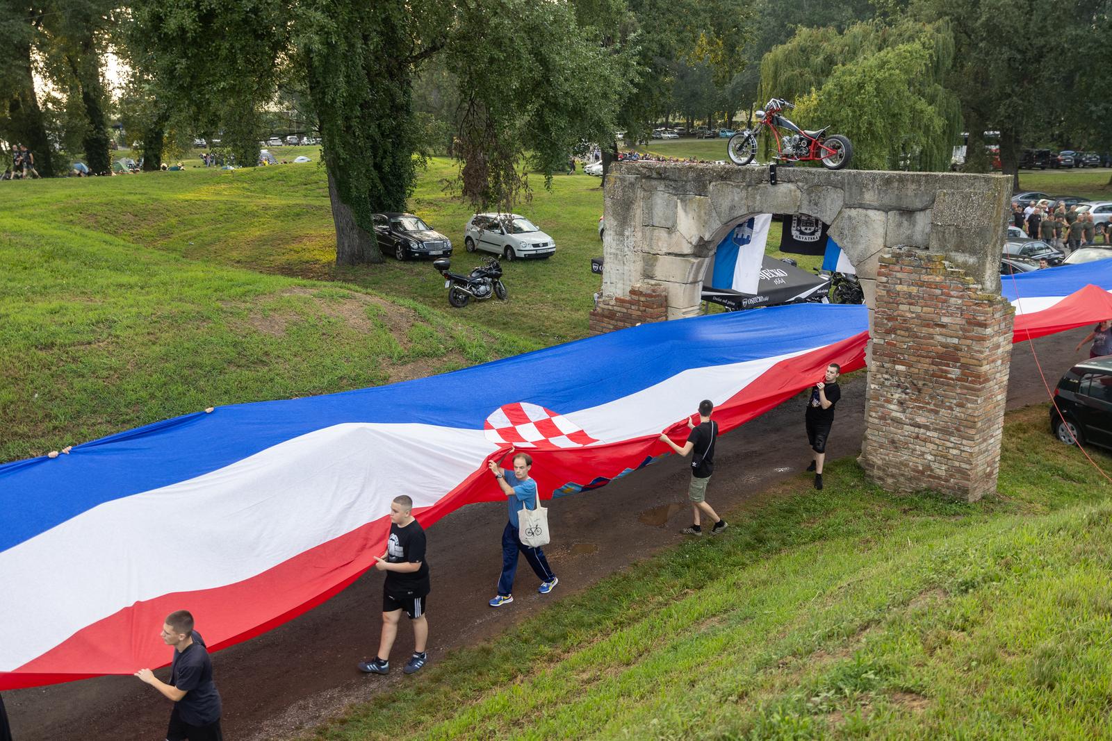Svečanim mimohodom i bakljadom obilježen Dan osječkih banitelja Svečanim mimohodom i bakljadom obilježen Dan osječkih banitelja