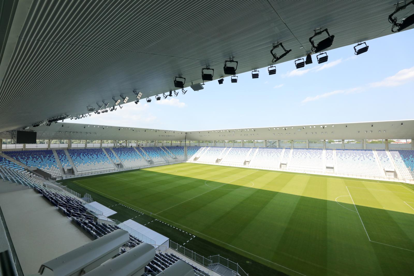 Nogometaši Osijeka započeli pripreme na novom stadionu Nogometaši Osijeka započeli pripreme na novom stadionu