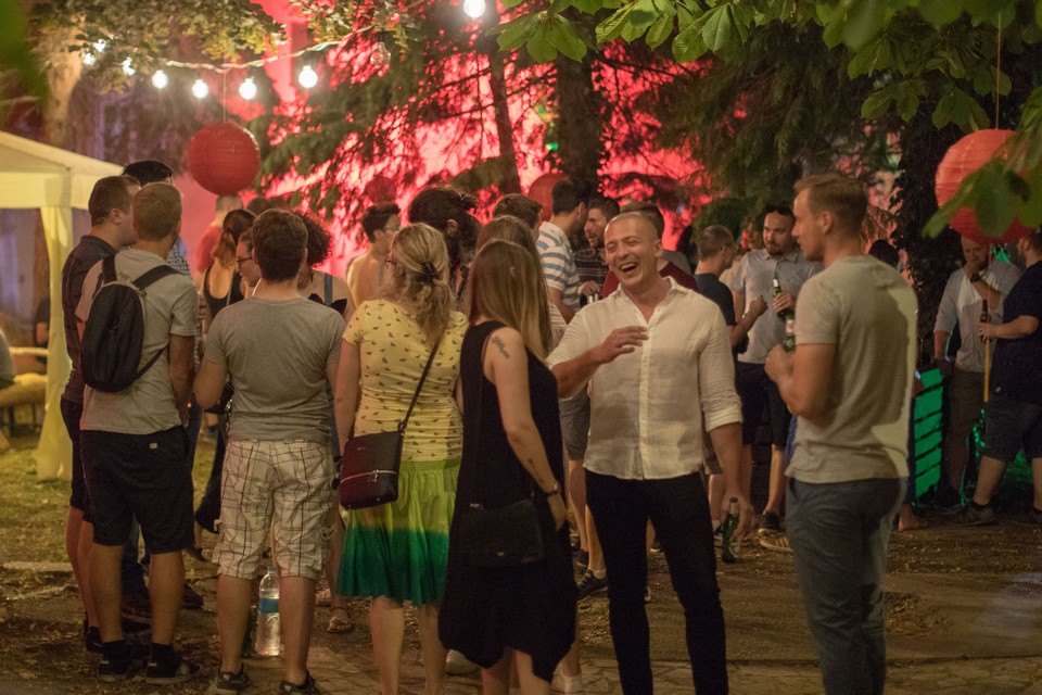 Kineska In Da Sofa u dvorištu fakulteta