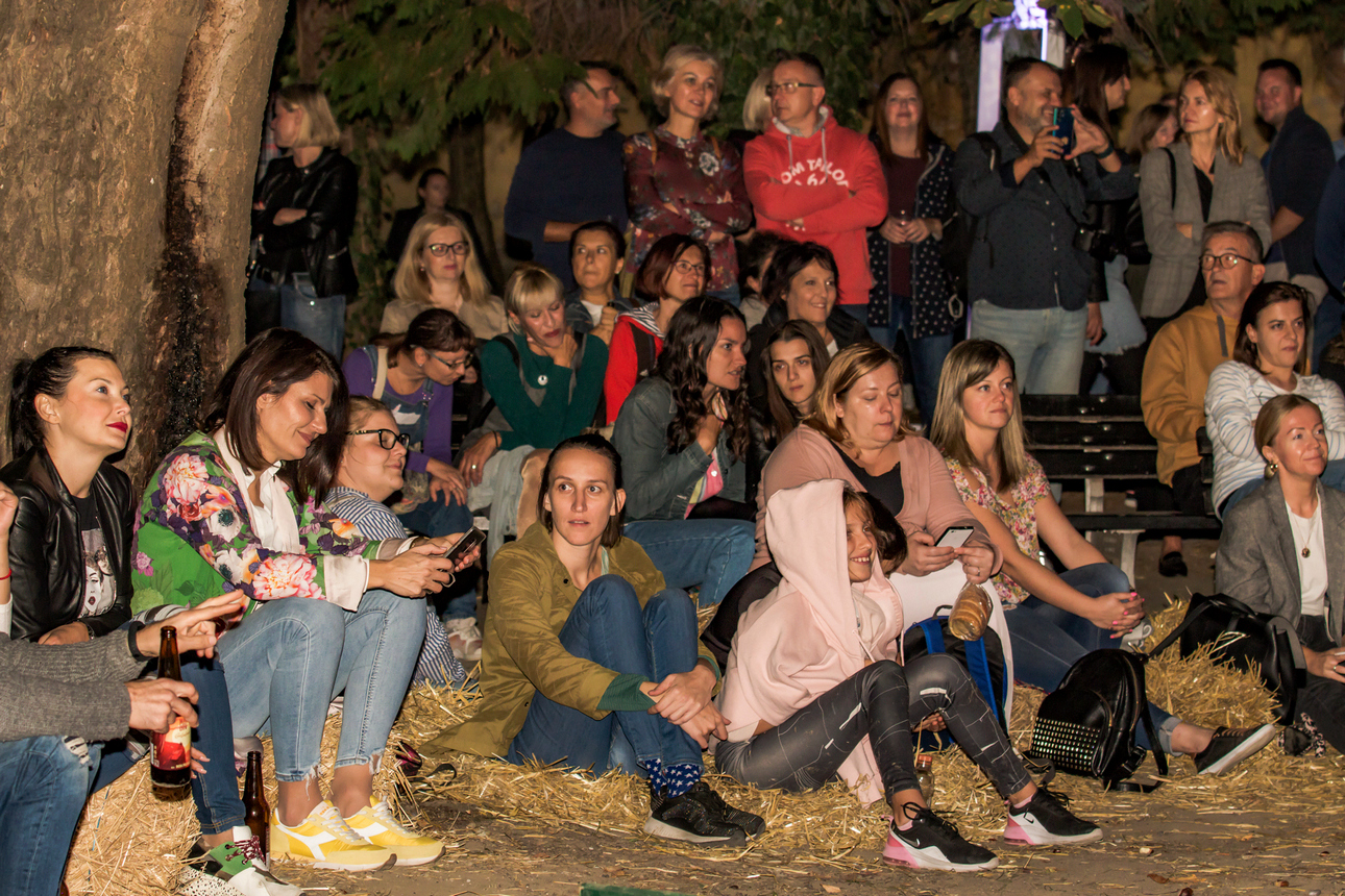 Osijek, 3.10.2020. – Jučer je u Osijeku počeo drugi HeadOnEast festival. Cijeal Tvrđa pretvorial se u šarenu festivalsku pozornicu s brojnim zanimljivim sadržajima. Kako je bilo prve večeri pogledajte u našoj velikoj fotogaleriji [HeadOnEast 2020.]