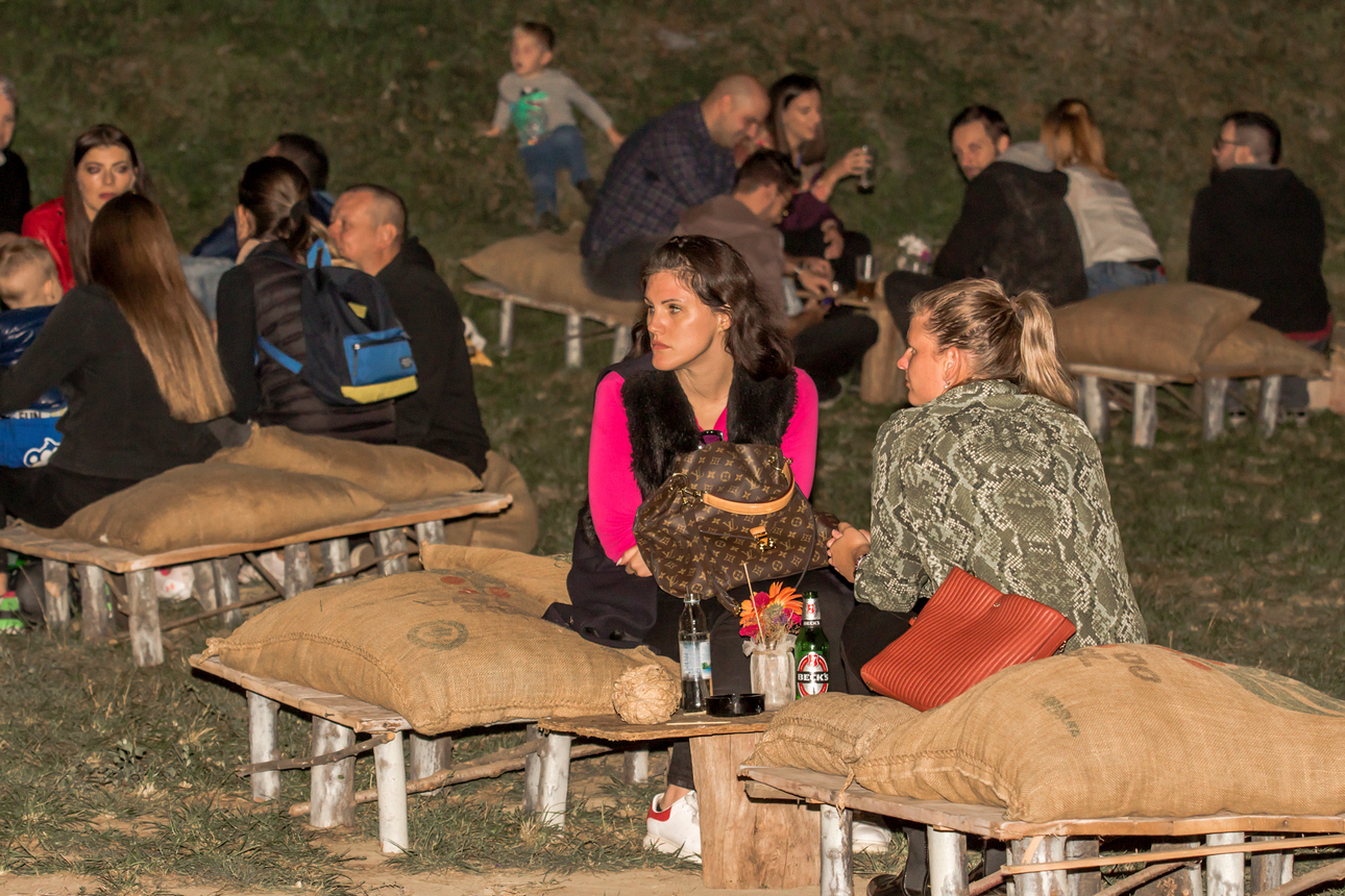 Osijek, 3.10.2020. – Jučer je u Osijeku počeo drugi HeadOnEast festival. Cijeal Tvrđa pretvorial se u šarenu festivalsku pozornicu s brojnim zanimljivim sadržajima. Kako je bilo prve večeri pogledajte u našoj velikoj fotogaleriji [HeadOnEast 2020.]