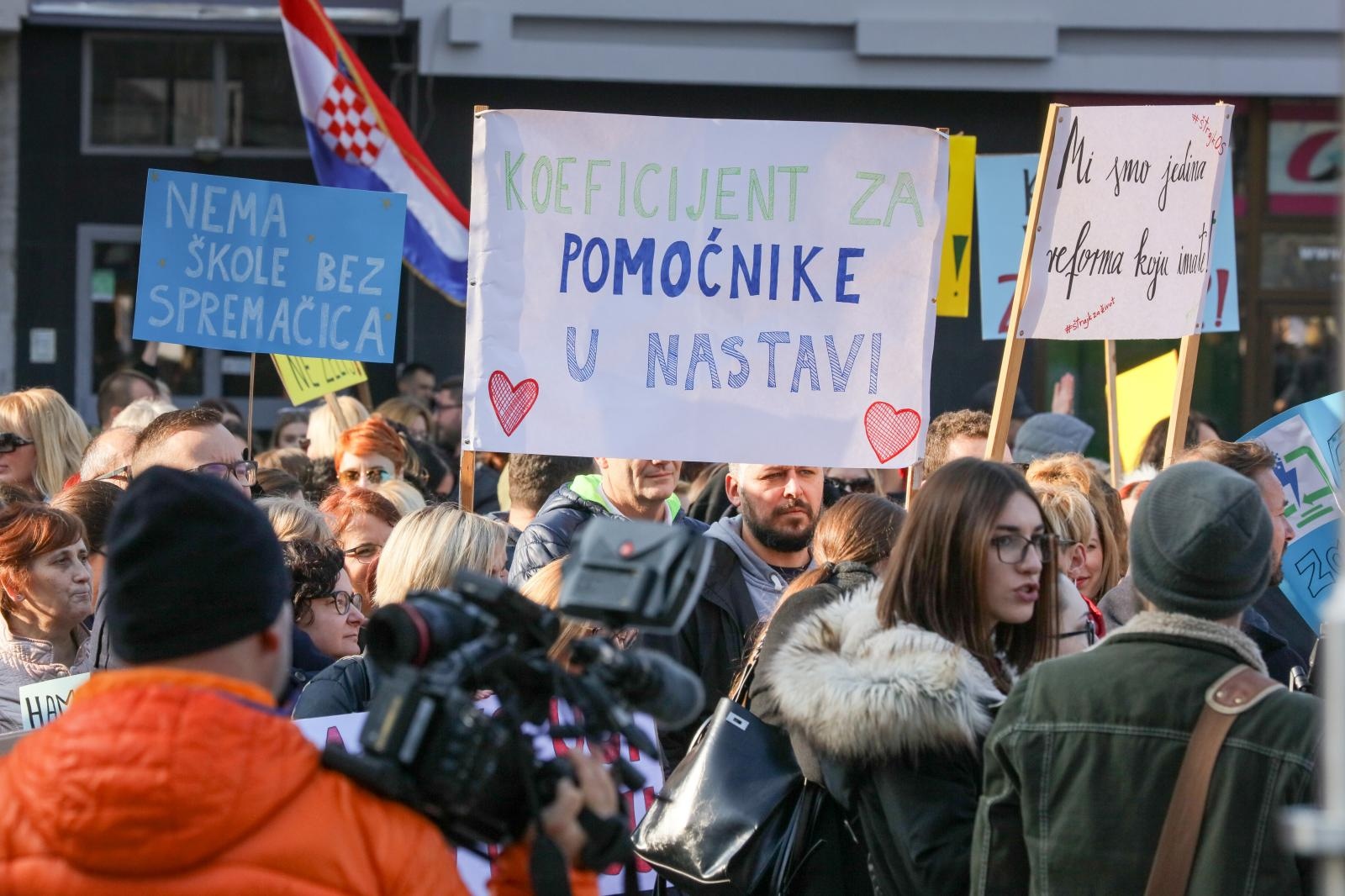 Osječani pružili podršku prosvjetarima