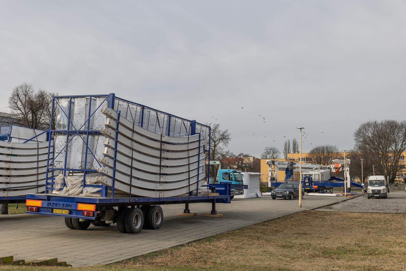Postavljanje 35-metarskog kotača kod Školjke