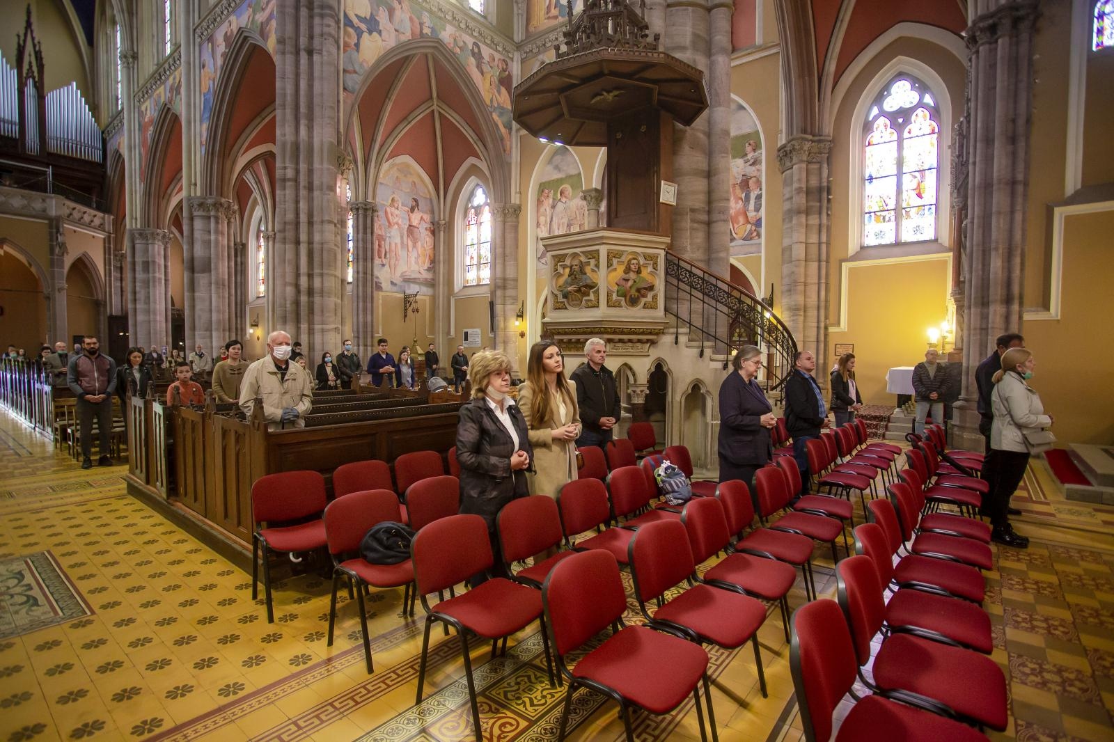 Prva nedjeljna misa u osječkoj konkatedrali uz posebne mjere protiv koronavirusa