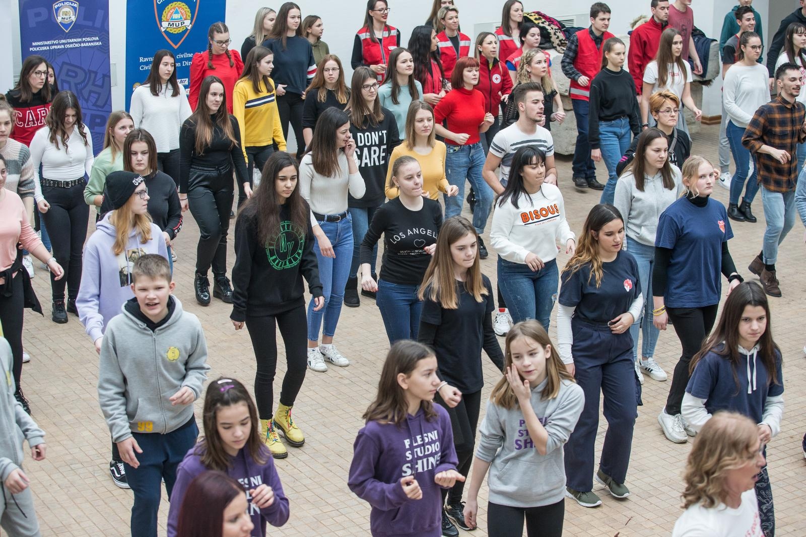 zaplesala sa školarcima u sklopu projekta “Živim život bez nasilja”