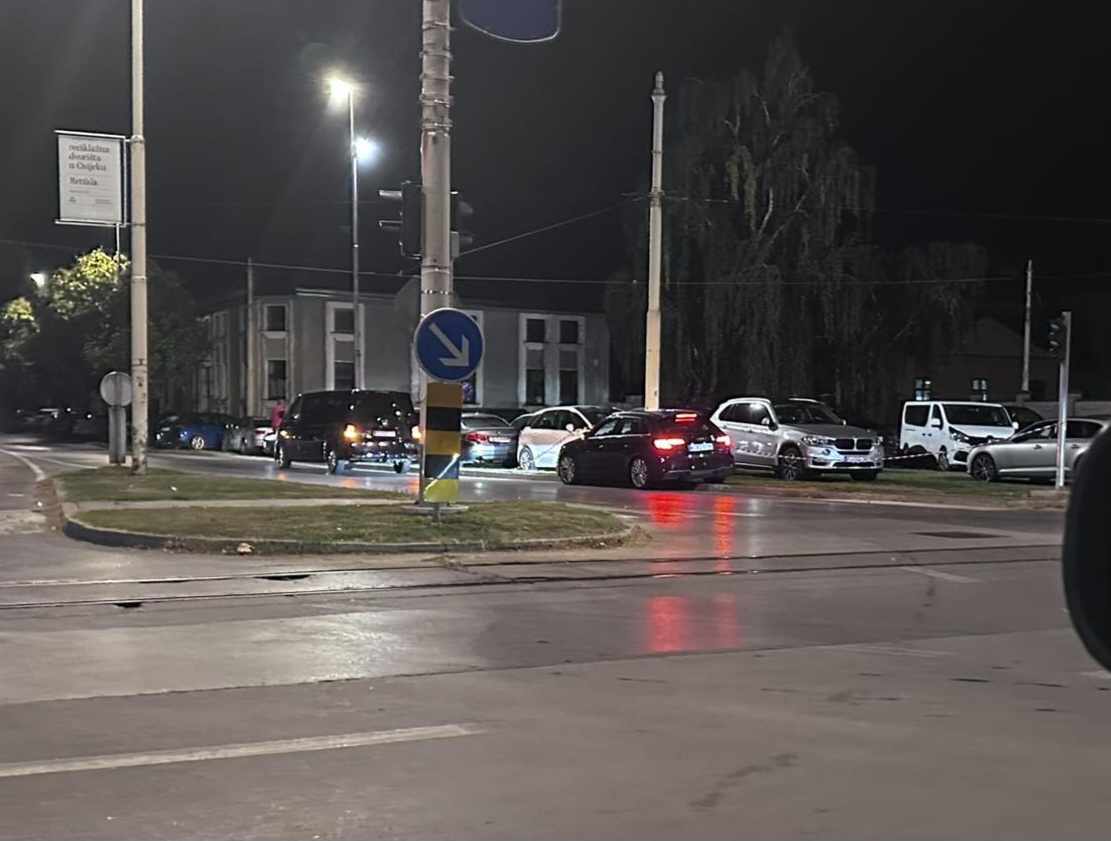 Automobili parkirani na zelenoj površini kod stadiona