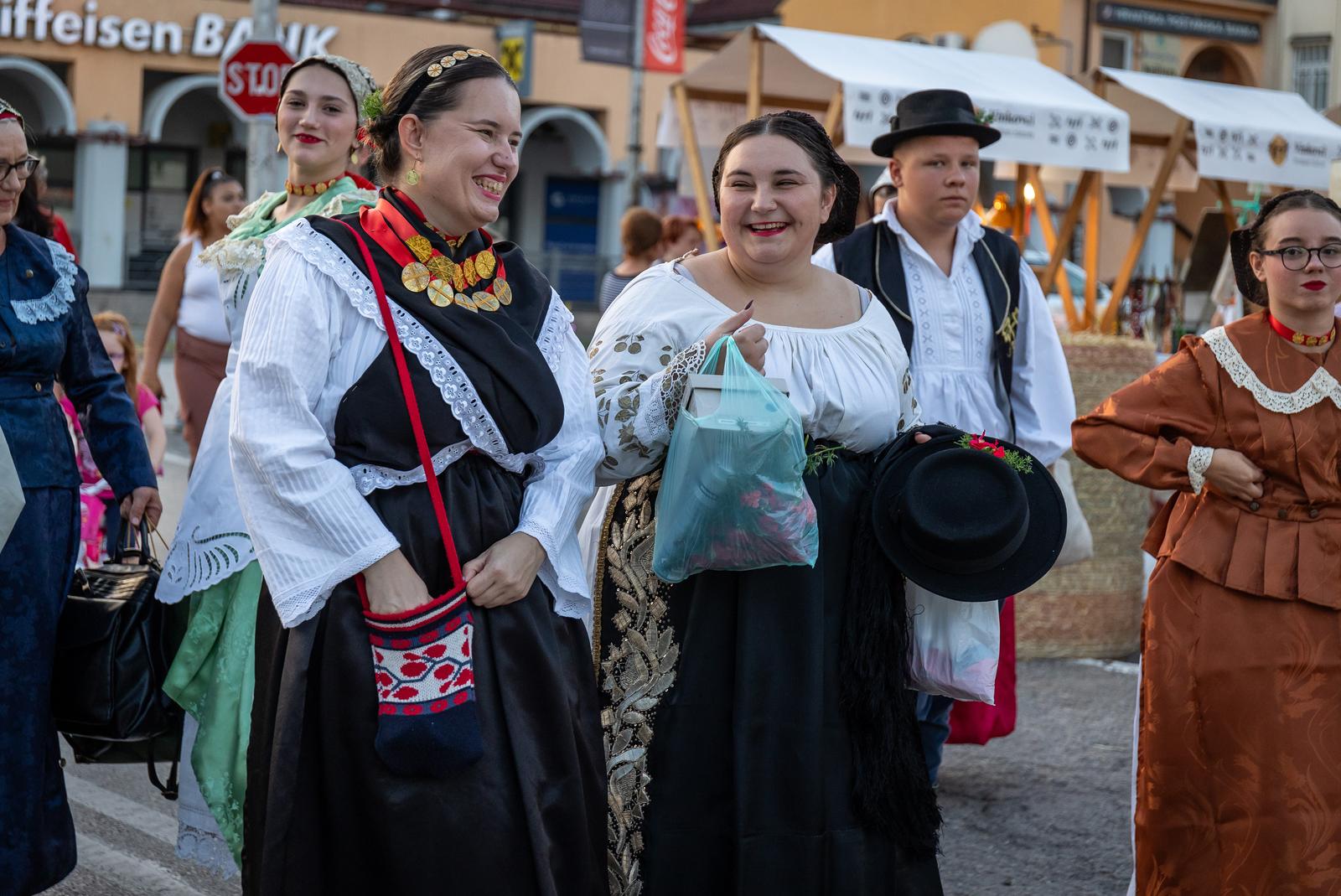 Folklornim večerima započele 58. Vinkovačke jeseni Folklornim večerima započele 58. Vinkovačke jeseni