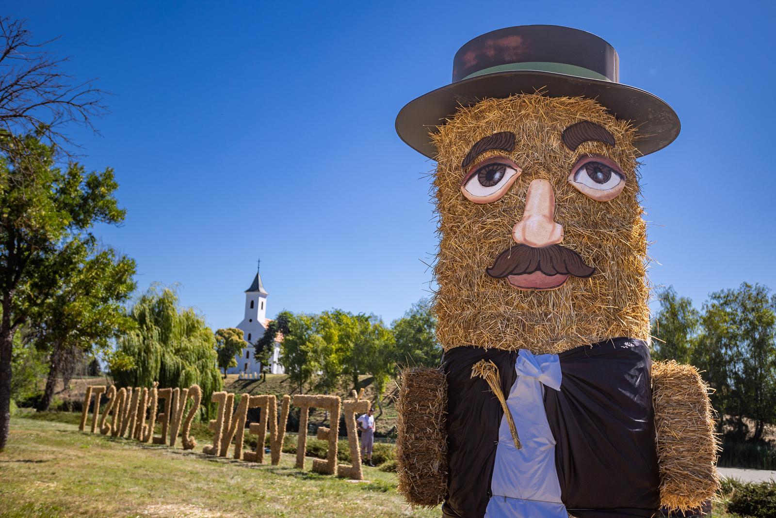 Slamnati ‘Šokac’ u centru Cerne poziva na 43. Žetvene svečanosti Slamnati ‘Šokac’ u centru Cerne poziva na 43. Žetvene svečanosti