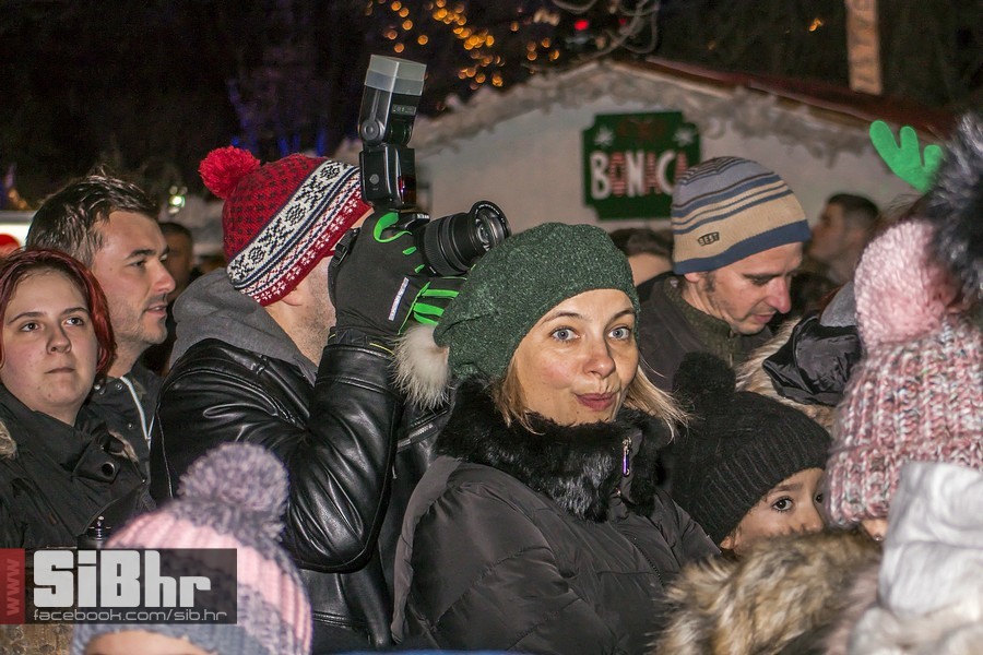 Advent_u_parku_koncert_Vatra_Si