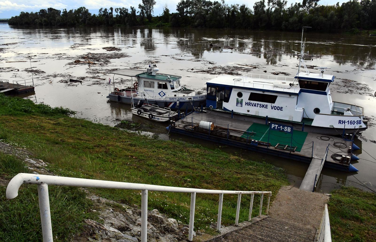Otpad pluta rijekom Savom Otpad pluta rijekom Savom