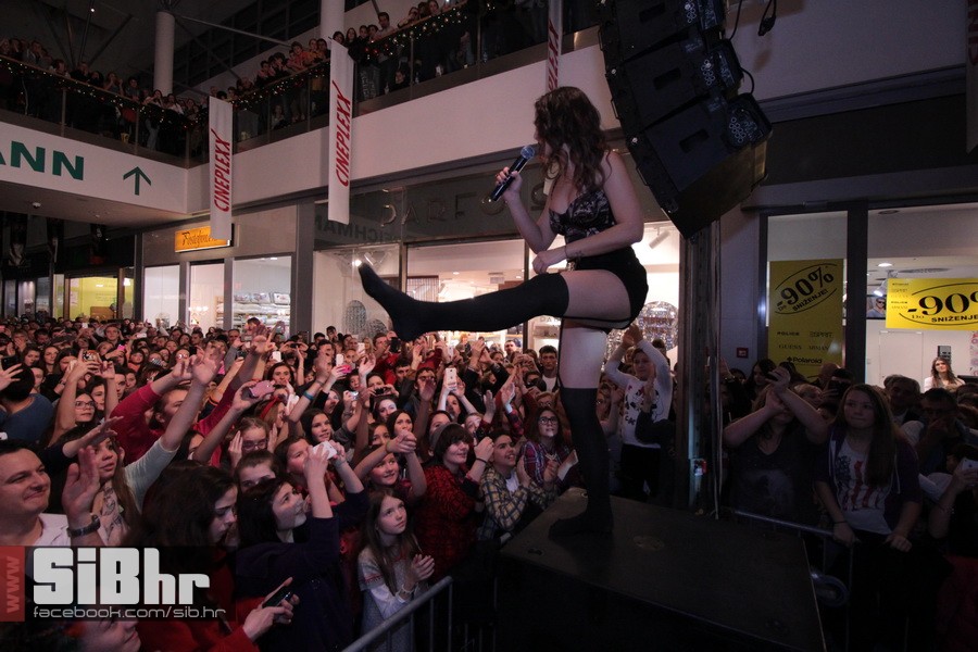 lana_i_colonia_Avenue_mall_33