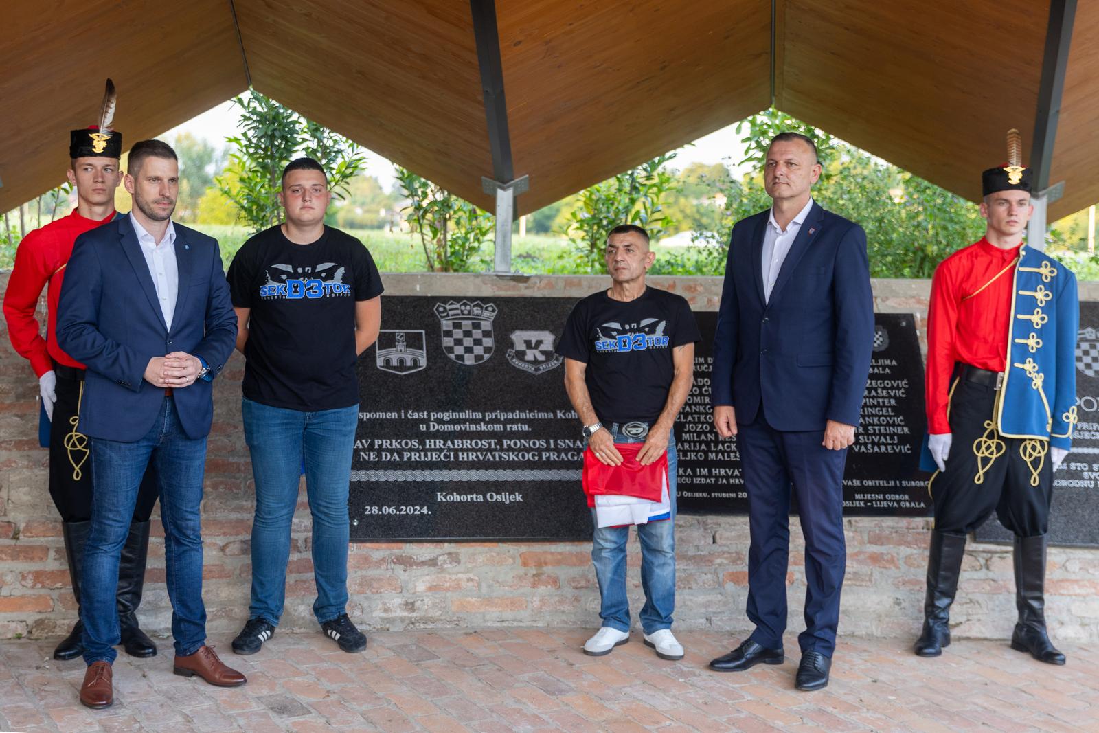 Svečanim mimohodom i bakljadom obilježen Dan osječkih banitelja Svečanim mimohodom i bakljadom obilježen Dan osječkih banitelja