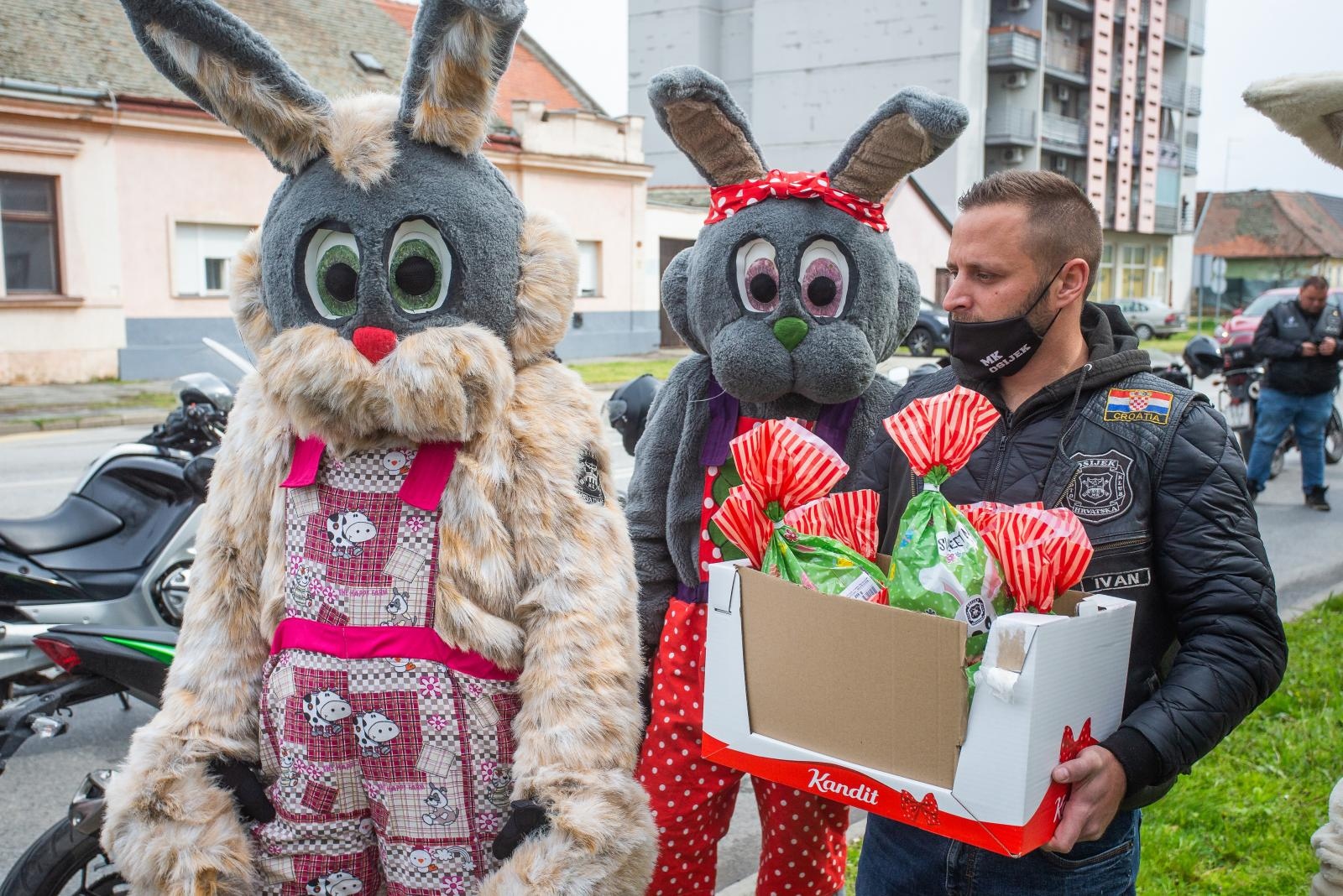 Motozeke se provozali Osijekom i darivali djecu