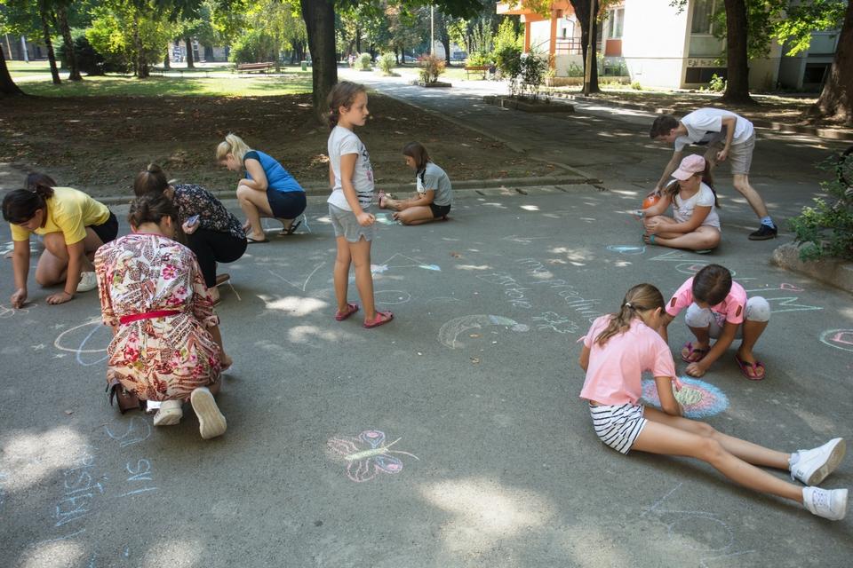 Osječanka pokrenula inicijativu za ispisivanje poruka po šetnici zašto vole Osijek
