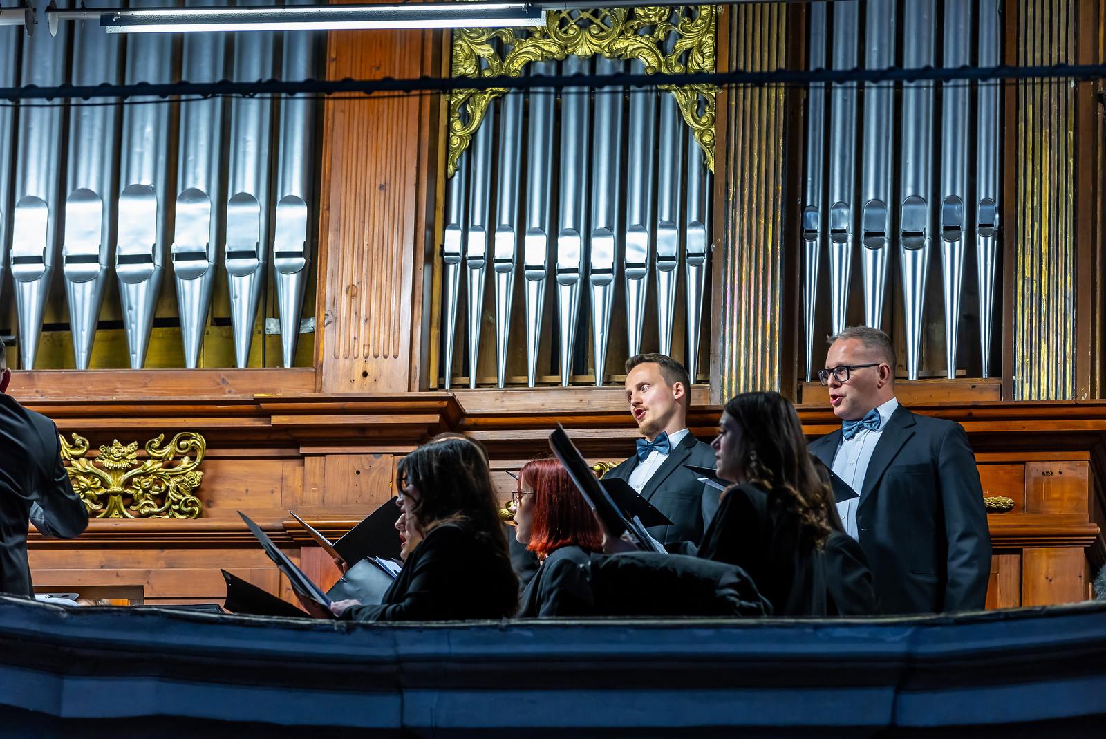 Božićni koncert zbora mladih Preslavnoga Imena Marijina 2024. Božićni koncert zbora mladih Preslavnoga Imena Marijina 2024.