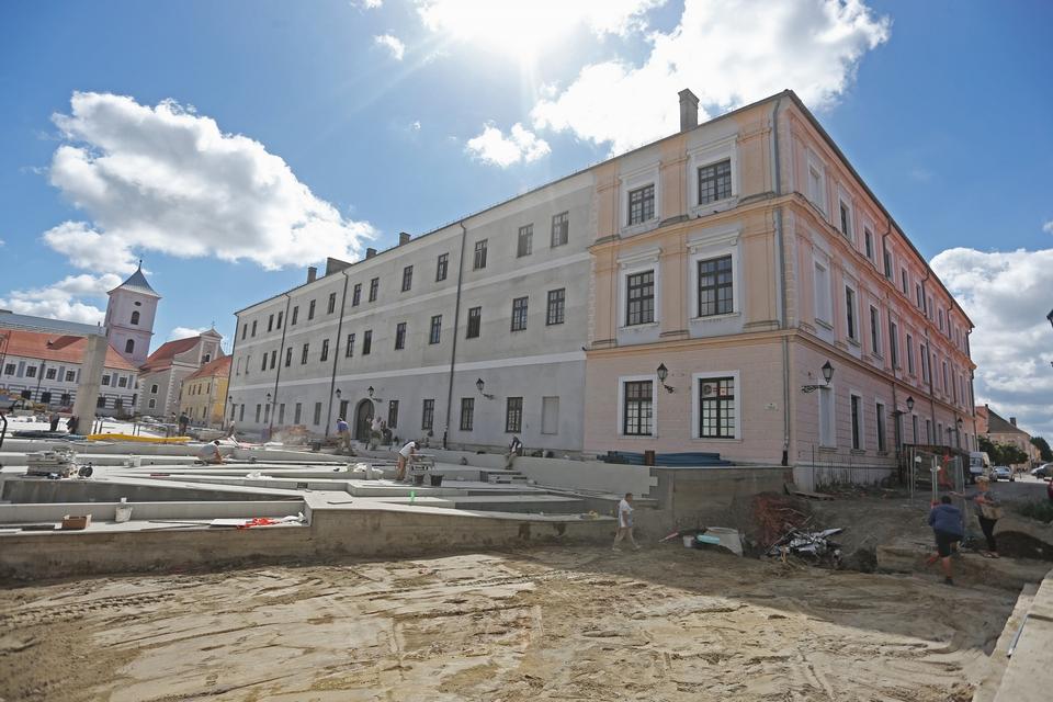 Tvrđa, Osijek – Radovi u okviru projekta “Edukativni i informativni turistički centar mladih Stara Pekara s Trgom Vatroslava Lisinskog”