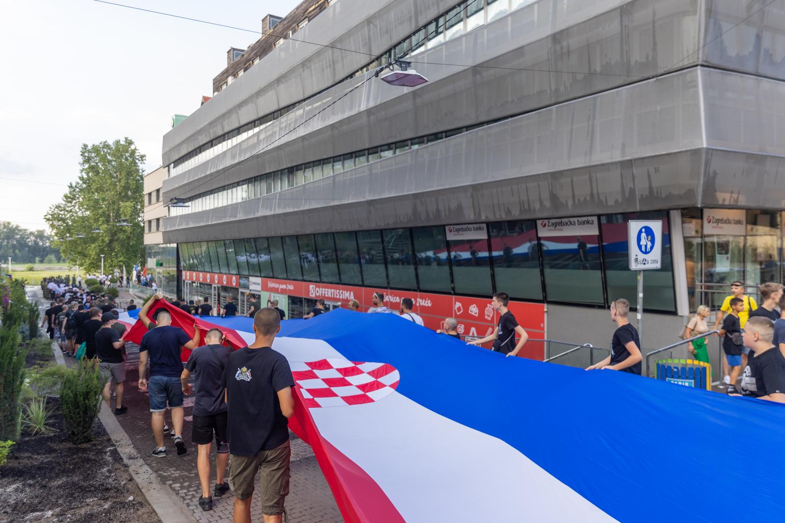 Svečanim mimohodom i bakljadom obilježen Dan osječkih banitelja Svečanim mimohodom i bakljadom obilježen Dan osječkih banitelja