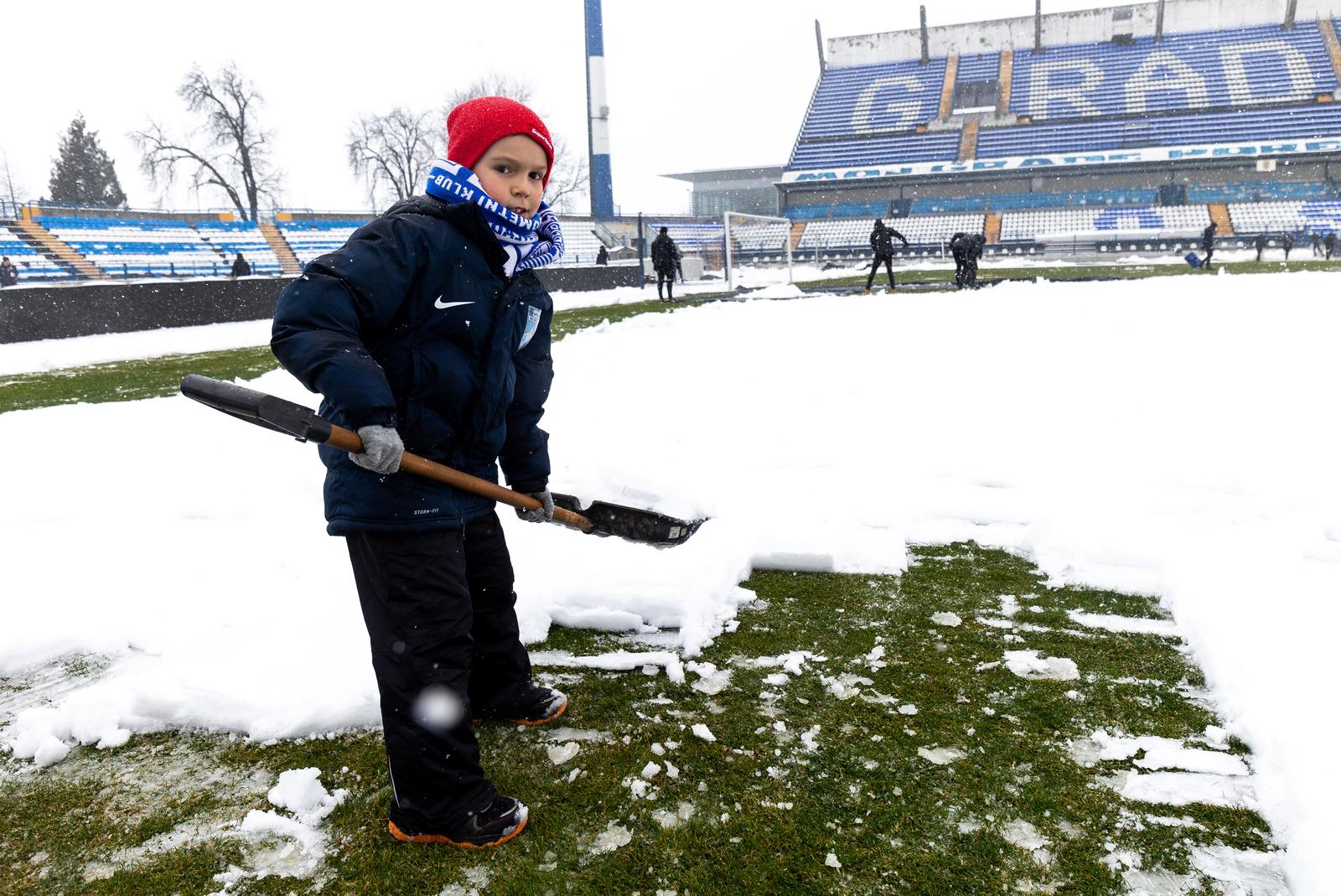 Navijači čiste Gradski vrt od snijega, veljača 2023.