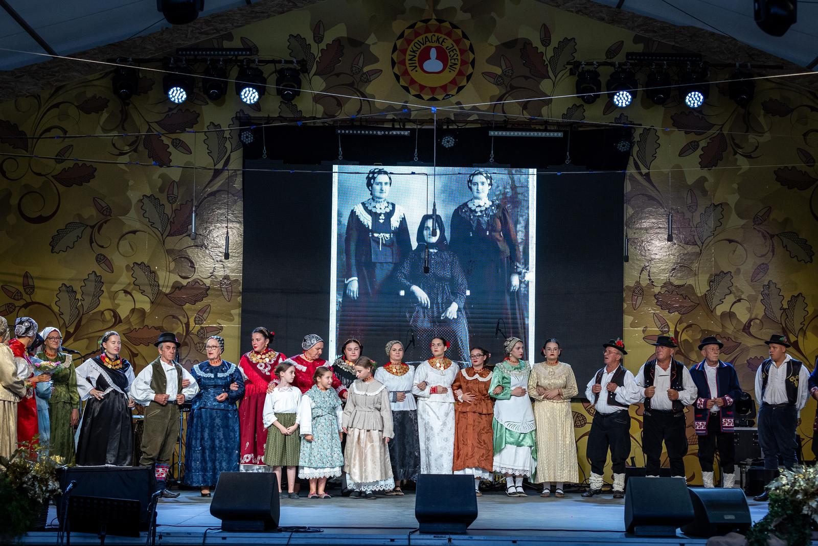 Folklornim večerima započele 58. Vinkovačke jeseni Folklornim večerima započele 58. Vinkovačke jeseni