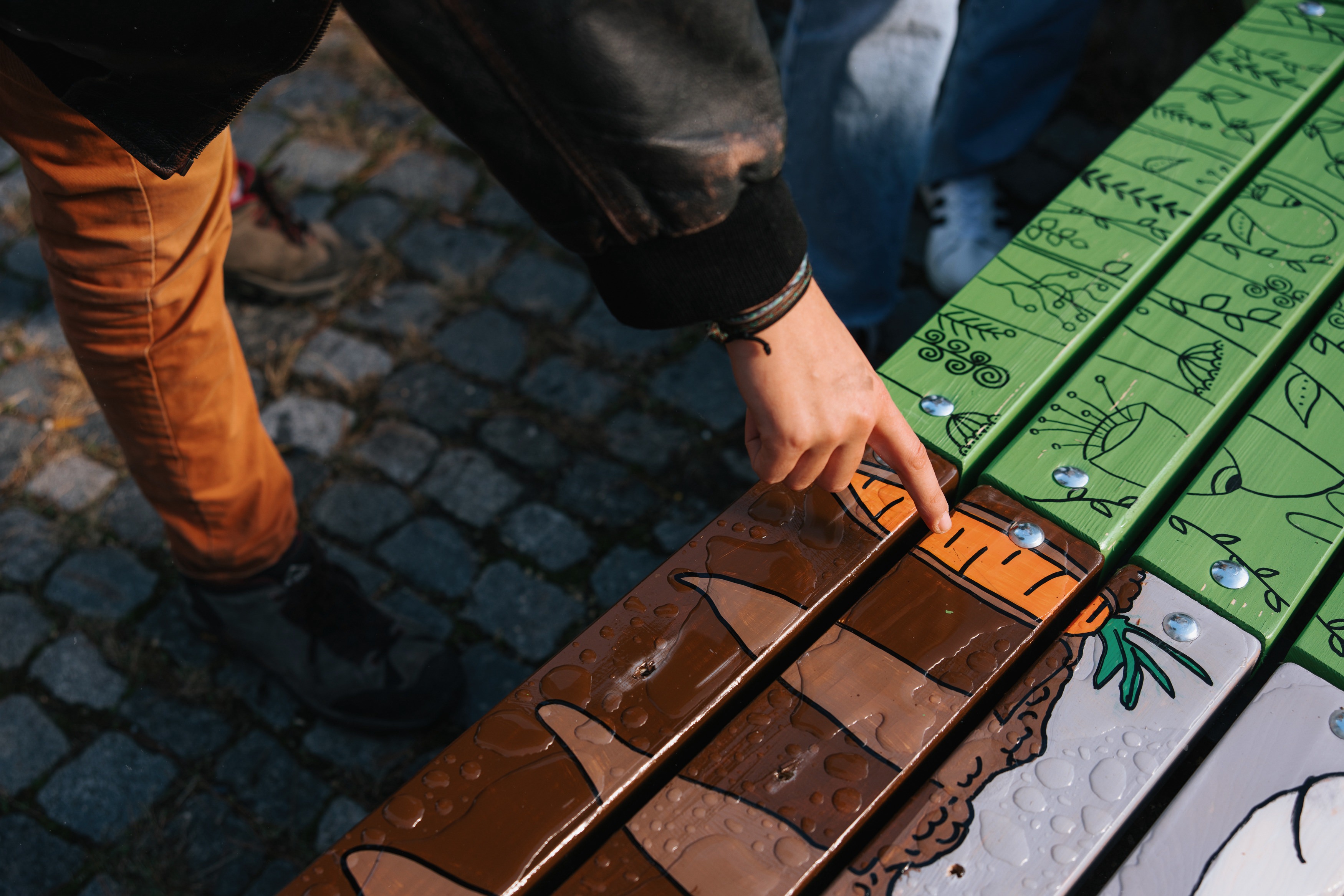 Oslikane klupe u osječkom parku Oslikane klupe u osječkom parku