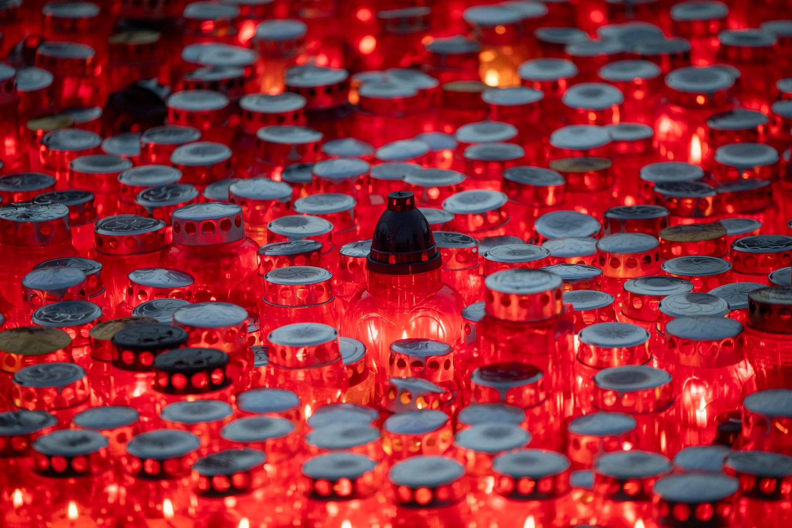 Paljenje svijeća na osječkom Groblju svete Ane