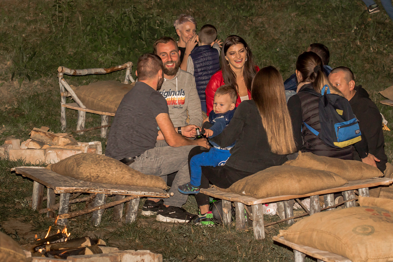 Osijek, 3.10.2020. – Jučer je u Osijeku počeo drugi HeadOnEast festival. Cijeal Tvrđa pretvorial se u šarenu festivalsku pozornicu s brojnim zanimljivim sadržajima. Kako je bilo prve večeri pogledajte u našoj velikoj fotogaleriji [HeadOnEast 2020.]