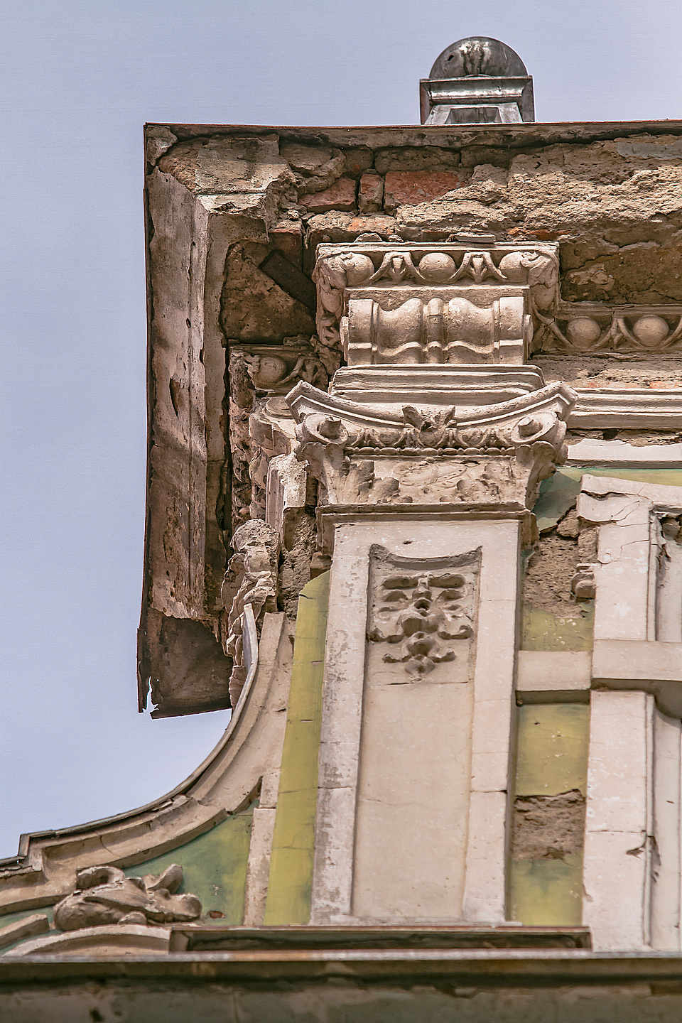 Hotel Royal i Pošta: Oronule fasade prijete prolaznicima Hotel Royal i Pošta: Oronule fasade prijete prolaznicima