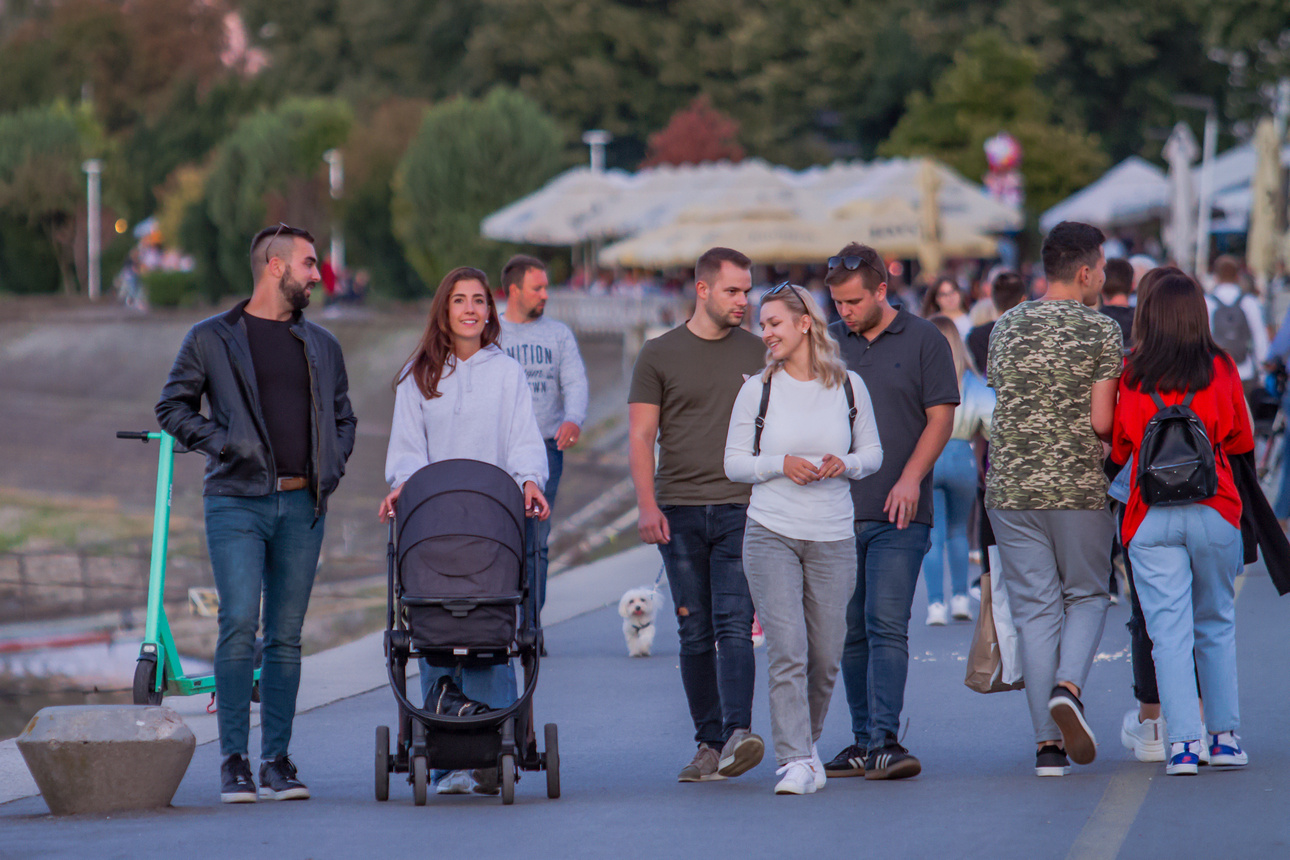 Osječka ljetna noć i utorkom privukla velik broj građana