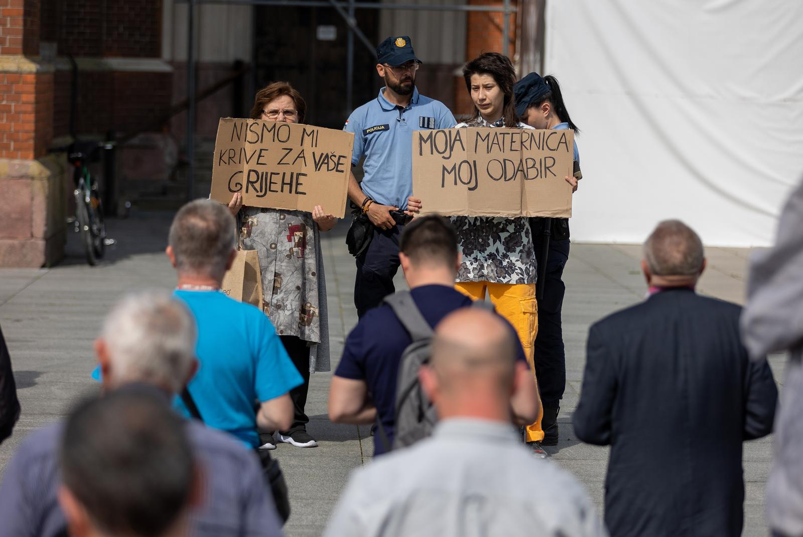 Molitelji ispred katedrale, svibanj 2023.