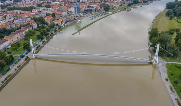 Pogled iz zraka na visoki vodostaj Drave u Osijeku, lipanj 2024.