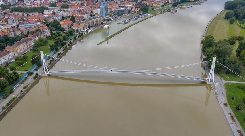 Pogled iz zraka na visoki vodostaj Drave u Osijeku, lipanj 2024. Pogled iz zraka na visoki vodostaj Drave u Osijeku, lipanj 2024.