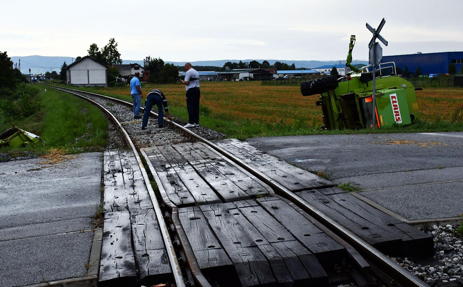Udar vlak na kombajn u Pleternici