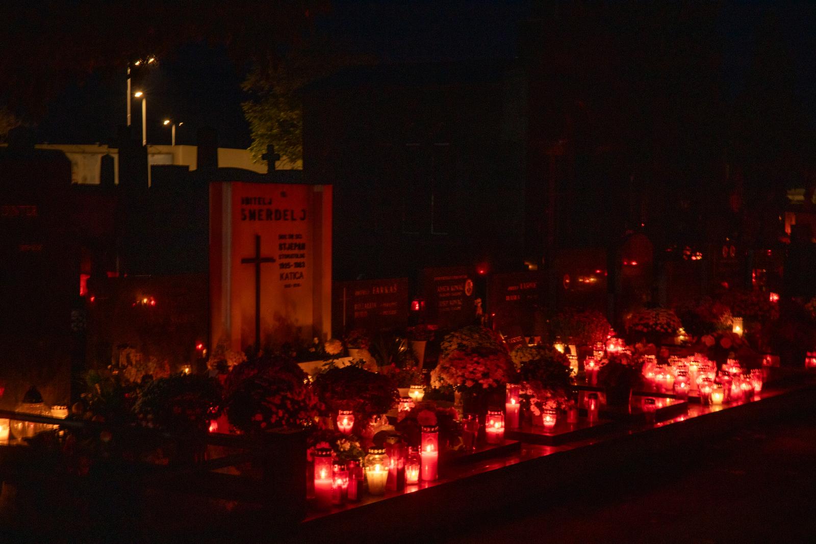 Paljenje svijeća na osječkom Groblju svete Ane