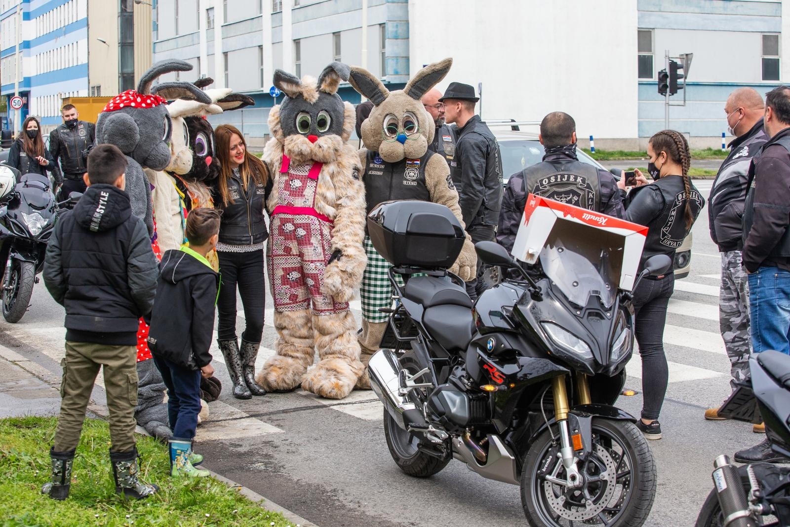 Motozeke se provozali Osijekom i darivali djecu