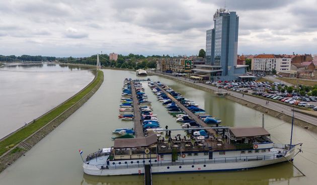 Pogled iz zraka na visoki vodostaj Drave u Osijeku, lipanj 2024.