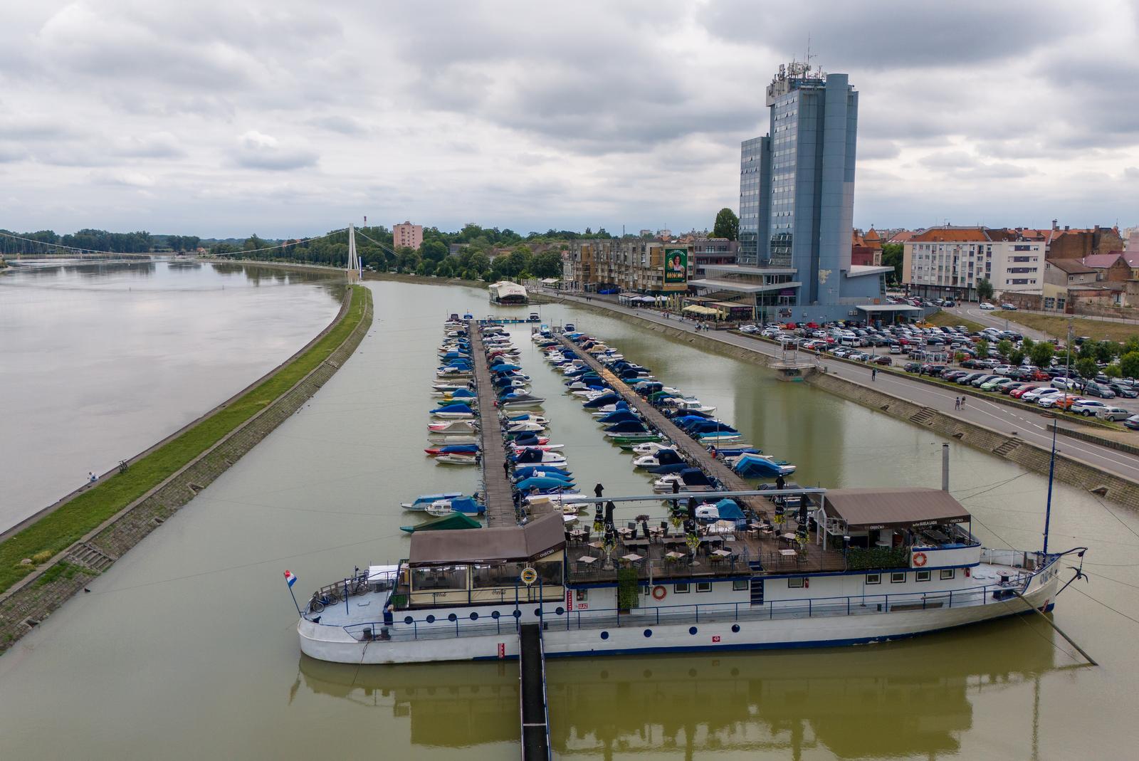 Pogled iz zraka na visoki vodostaj Drave u Osijeku, lipanj 2024.