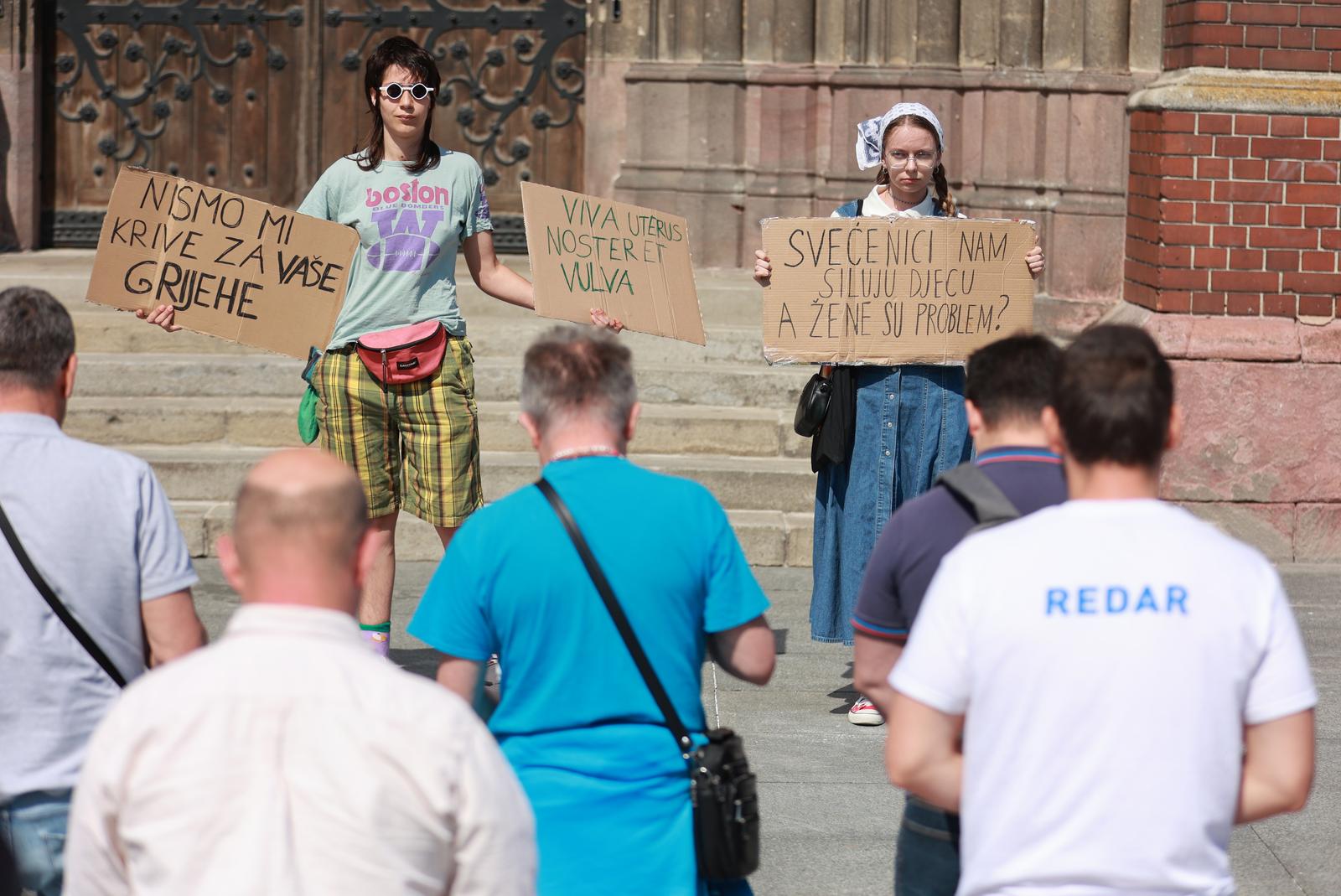 Molitelji ispred konkatedrale, 3.6.2023.