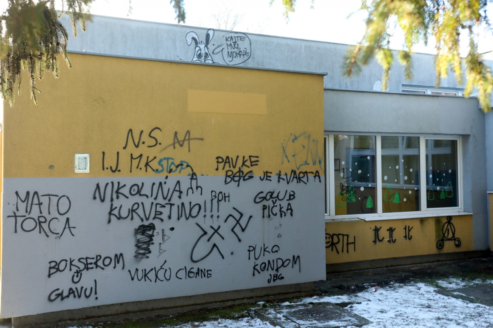 Vandali groznim natpisima išarali zgradu jaslica Ivančica u Osijeku