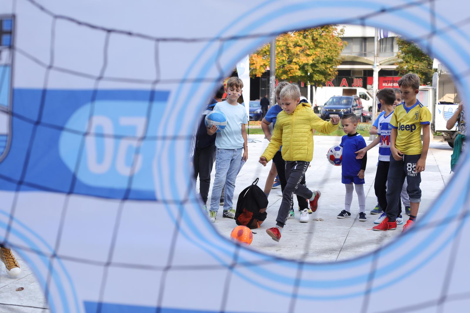 Bijelo-plavi korner Jug 2 Bijelo-plavi korner Jug 2