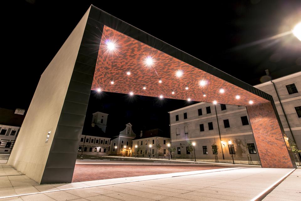 Pogledajte kako izgleda Trg Vatroslava Lisinskog po noći