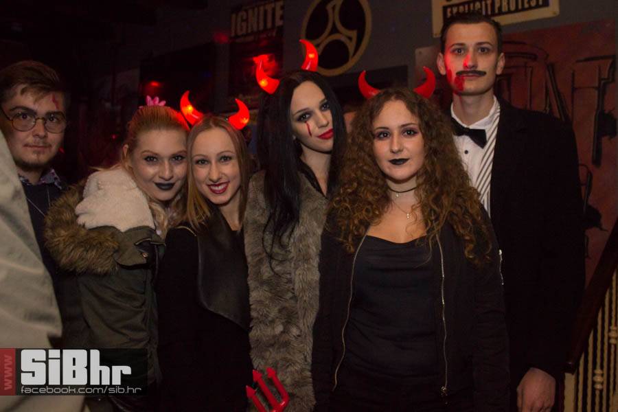 exit_halloween_13