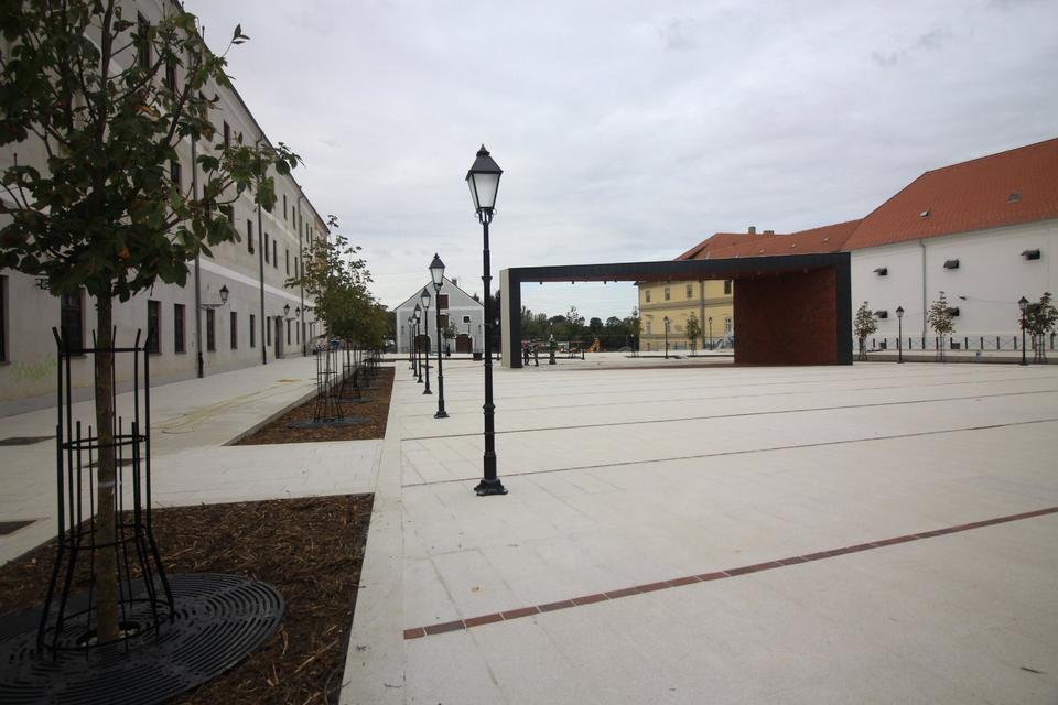 Osijek, 3.10.2019. – Trg Vatroslava Lisinskog pred otvorenje