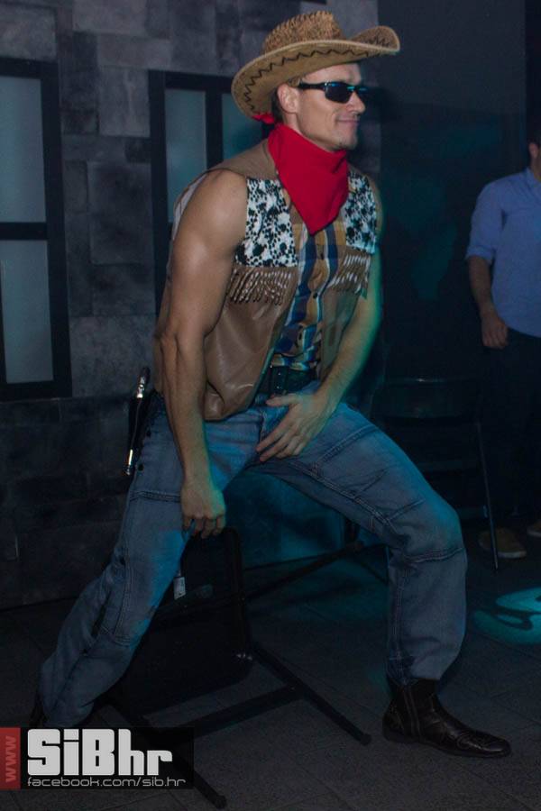 muski_striptiz_outside_SiBhr_9