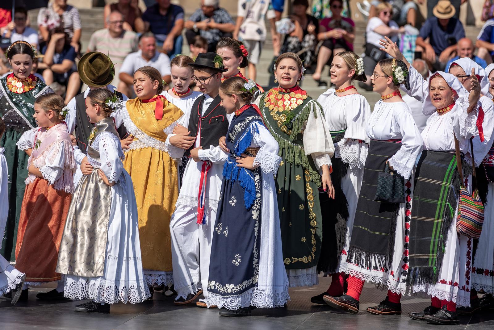 Veliki broj ljudi na svečanoj povorci 58. Đakovačkih vezova