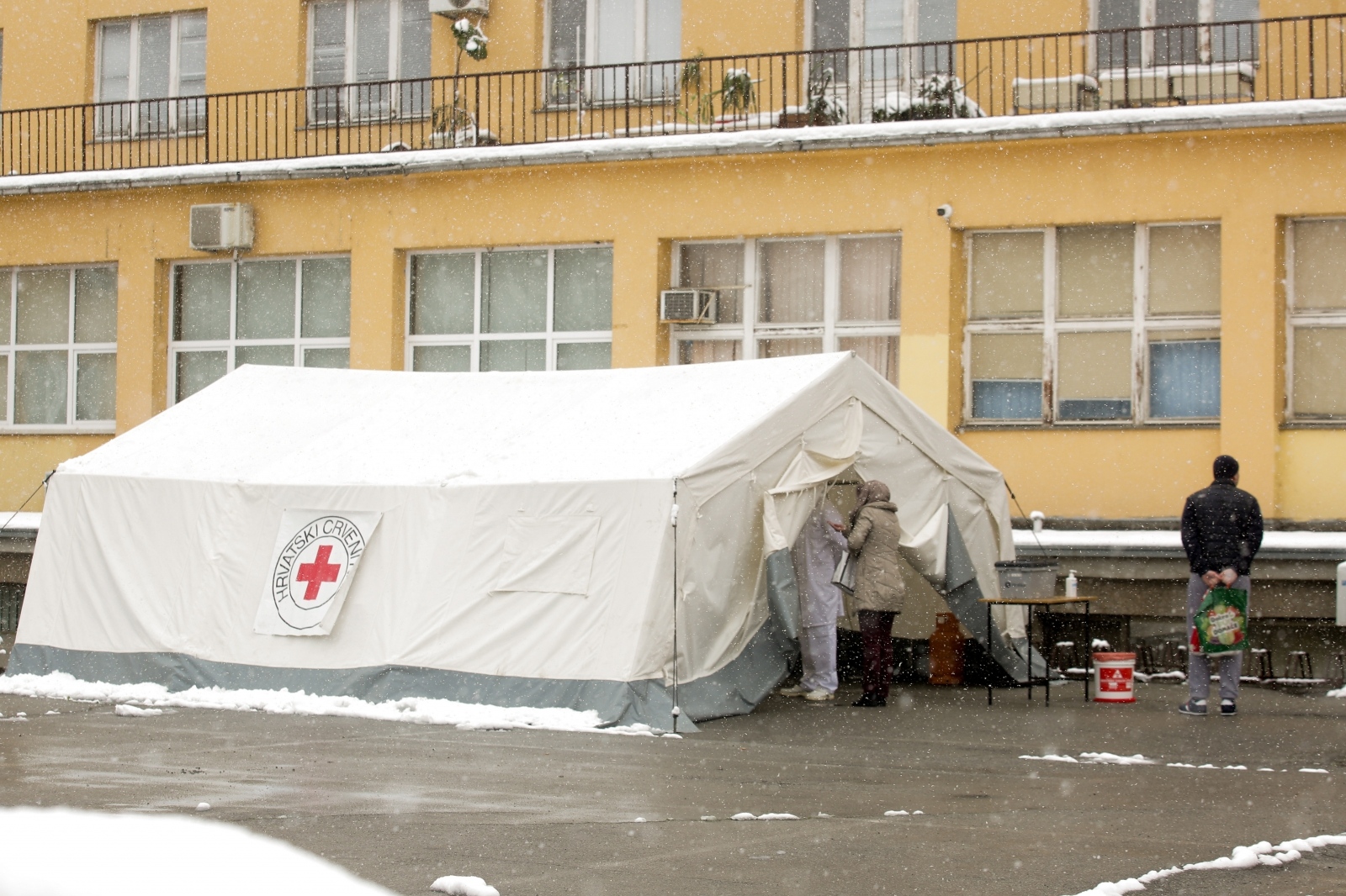 Pred Domom zdravlja u Osijeku postavljen šator s ambulantom za COVID-19