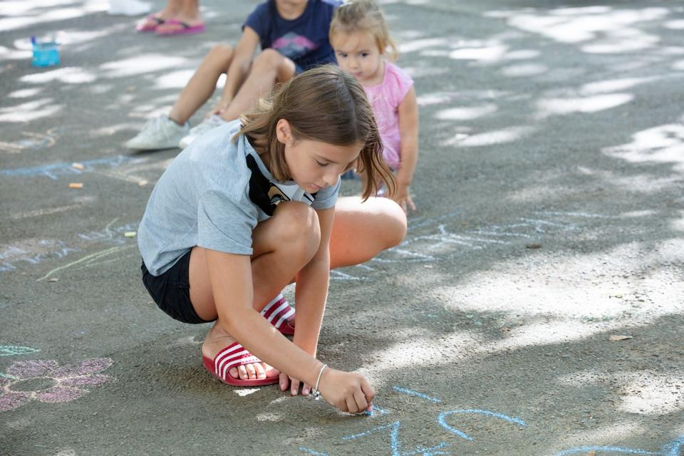 Osječanka pokrenula inicijativu za ispisivanje poruka po šetnici zašto vole Osijek