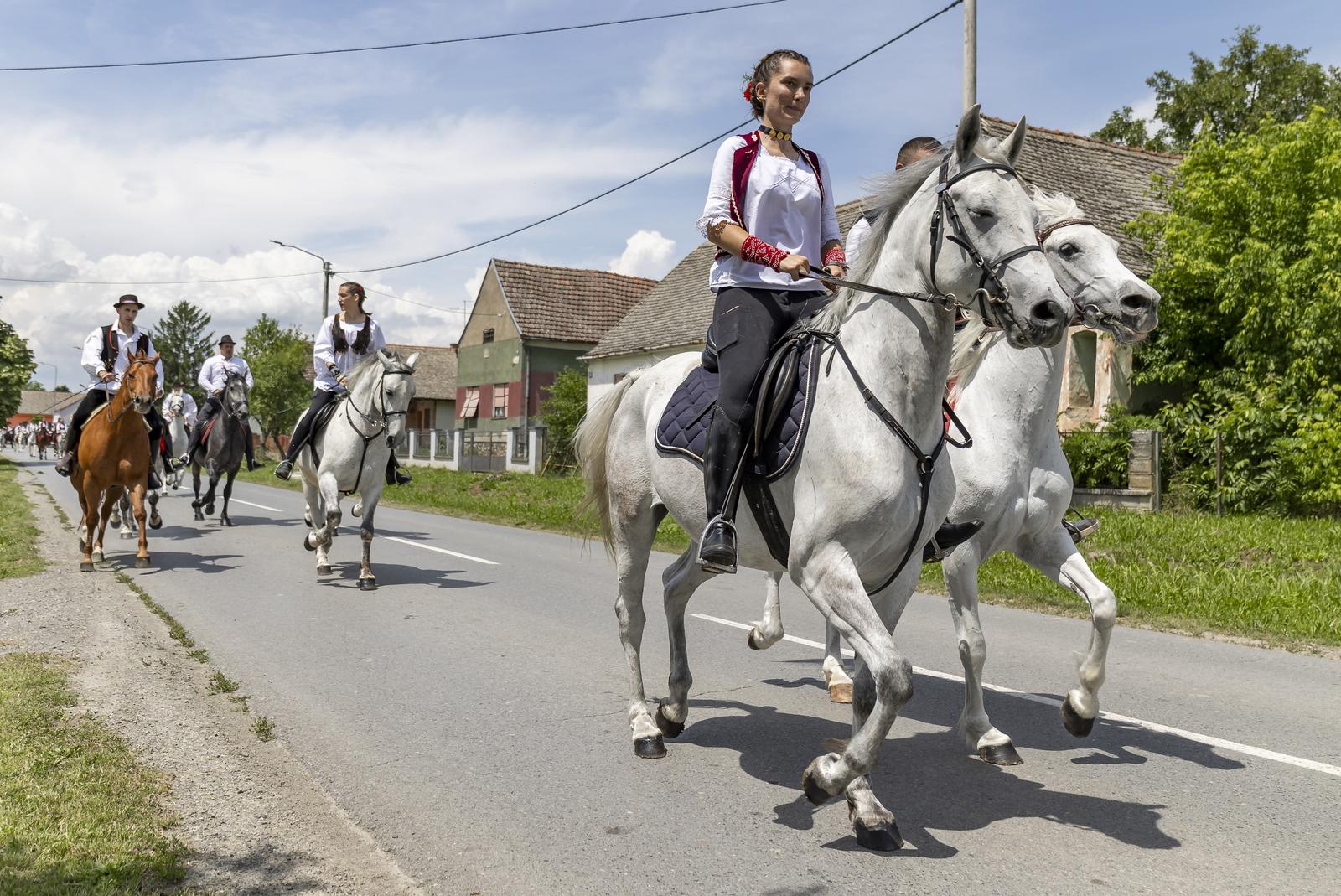 “Ulicama našeg sela” – svečana povorka zaprega i jahača u Jagodnjaku