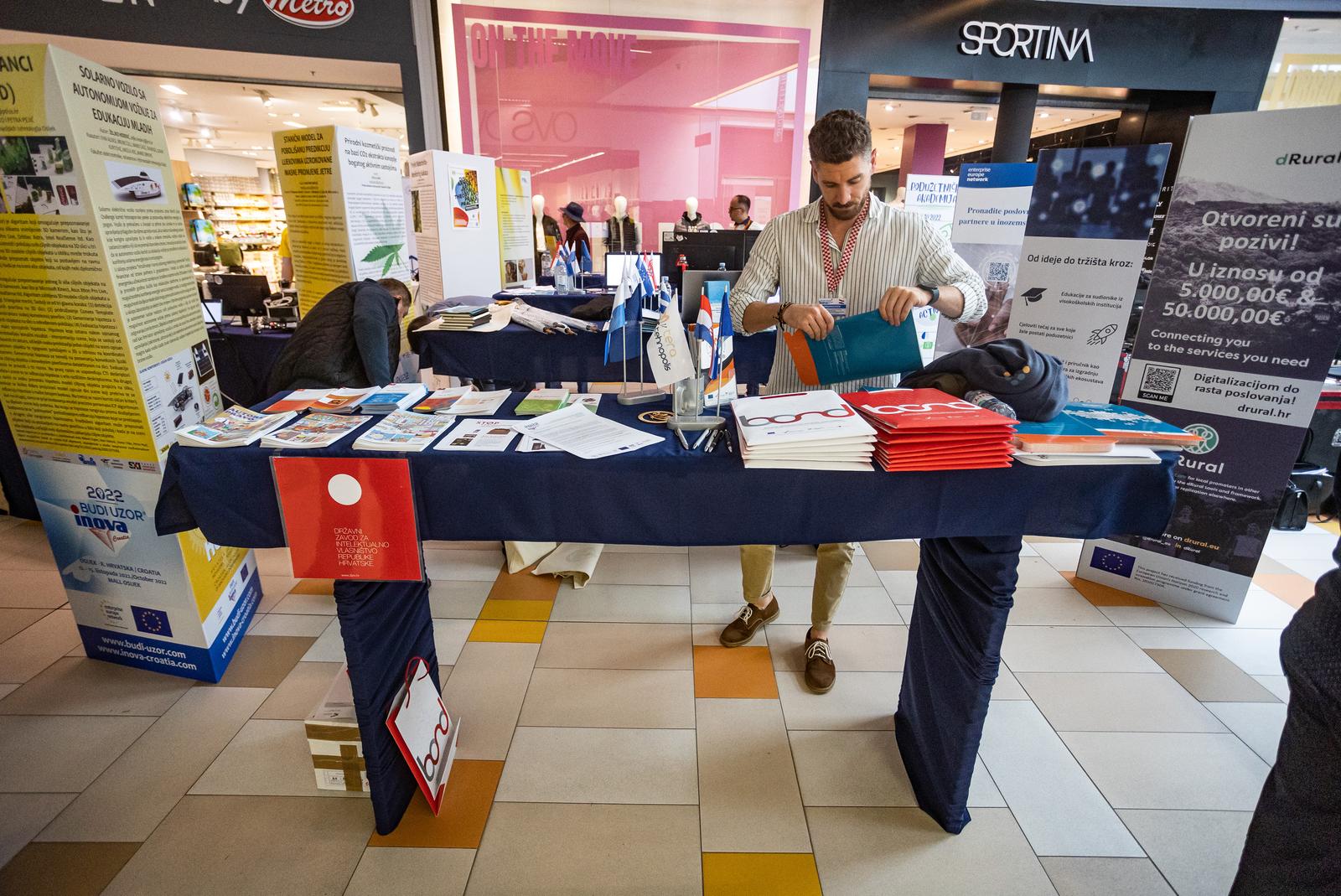 Budi UZOR/INOVA u Mall Osijek